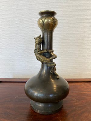 Vase de type 'hu' en bronze, marque et probablement époque de Qianlong — photo 1