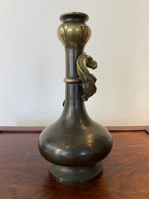 Vase de type 'hu' en bronze, marque et probablement époque de Qianlong — photo 2