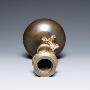 Vase de type 'hu' en bronze, marque et probablement époque de Qianlong — photo 5