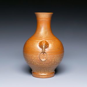 Vase de type 'hu' en porcelaine de Chine en brun monochrome à décor doré de rinceaux de fleurs, marque et époque de Jiaqing — photo 4