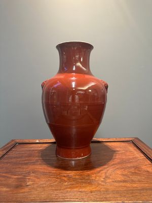 Vase de type 'hu' en porcelaine de Chine en rouge monochrome, marque de Qianlong, 19ème — photo 1