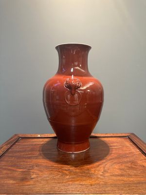 Vase de type 'hu' en porcelaine de Chine en rouge monochrome, marque de Qianlong, 19ème — photo 2