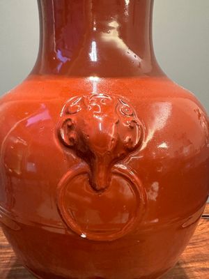 Vase de type 'hu' en porcelaine de Chine en rouge monochrome, marque de Qianlong, 19ème — photo 6
