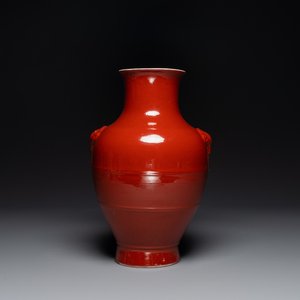 Vase de type 'hu' en porcelaine de Chine en rouge monochrome, marque de Qianlong, 19ème — photo 1