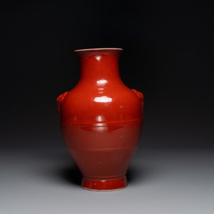 Vase de type 'hu' en porcelaine de Chine en rouge monochrome, marque de Qianlong, 19ème — photo 3