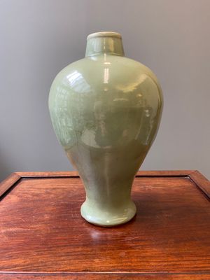 Vase de type 'meiping' en porcelaine de Chine céladon de Longquan, Ming — photo 2