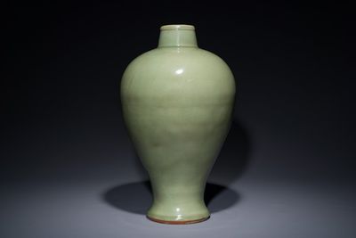 Vase de type 'meiping' en porcelaine de Chine céladon de Longquan, Ming