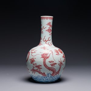 Vase de type 'tianqiu ping' en porcelaine de Chine en bleu, blanc et rouge de cuivre à décor de dragons, 18ème — photo 4