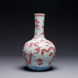 Vase de type 'tianqiu ping' en porcelaine de Chine en bleu, blanc et rouge de cuivre à décor de dragons, 18ème — photo 5