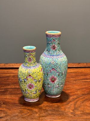 Vase double siamois en porcelaine de Chine famille rose à décor floral, marque de Qianlong, 19ème — photo 1