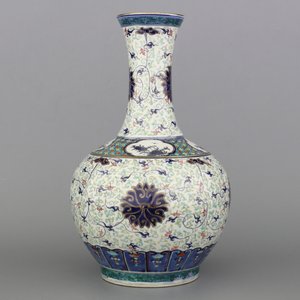 Vase doucai en forme de bouteille en porcelaine de Chine doré, 19e — photo 1
