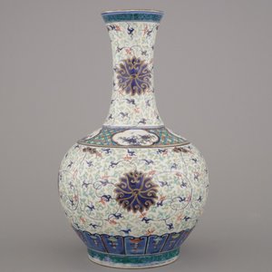 Vase doucai en forme de bouteille en porcelaine de Chine doré, 19e — photo 5