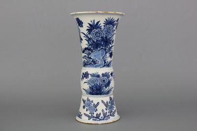 Vase en faïence de Delft, bleu et blanc avec chinoiserie, 17e