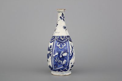 Vase en faïence de Delft, bleu et blanc, en forme de bouteille, env. 1700