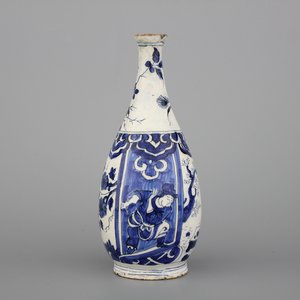 Vase en faïence de Delft, bleu et blanc, en forme de bouteille, env. 1700 — photo 1