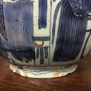 Vase en forme de bouteille en faïence de Delft, bleu et blanc avec chinoiserie, style Wan-Li, 17e — photo 6