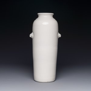 Vase en porcelaine blanche de Dehua à décor floral incisé, Chine, Kangxi — photo 1