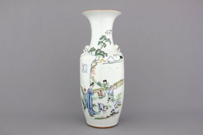 Vase en porcelaine de Chine à décor de garçons jouant dans un jardin, 19e-20e