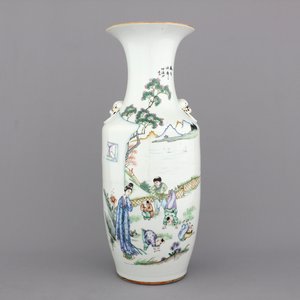Vase en porcelaine de Chine à décor de garçons jouant dans un jardin, 19e-20e — photo 1