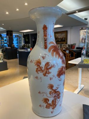 Vase en porcelaine de Chine à décor de lions bouddhistes en rouge de fer, 19ème — photo 4