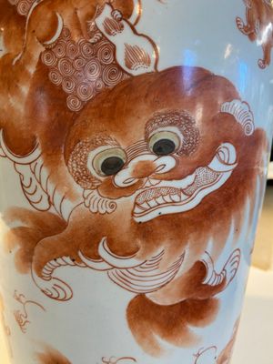 Vase en porcelaine de Chine à décor de lions bouddhistes en rouge de fer, 19ème — photo 5