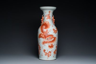 Vase en porcelaine de Chine à décor de lions bouddhistes en rouge de fer, 19ème
