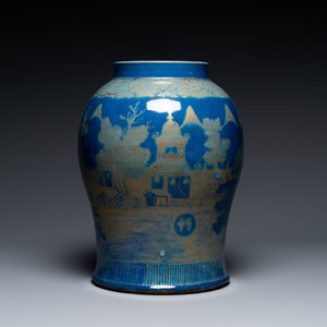 Vase en porcelaine de Chine à décor de paysage doré sur fond bleu poudré, Qianlong/jiaqing — photo 1