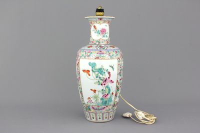 Vase en porcelaine de Chine à décor de rameaux florales et papillons, monté comme lampe, 19e