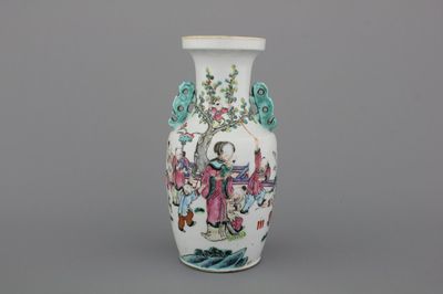 Vase en porcelaine de Chine à décor de scènes de jardin, famille rose, 19e