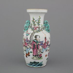 Vase en porcelaine de Chine à décor de scènes de jardin, famille rose, 19e — photo 1