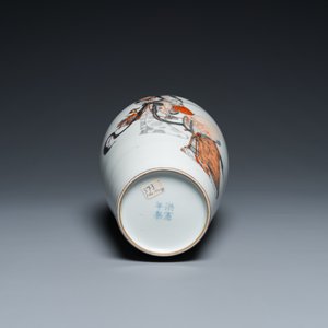 Vase en porcelaine de Chine à décor de Shou Lao et Lan Caihe en grisaille et rouge de fer, marque de Hongxian, République — photo 6