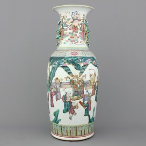 Vase en porcelaine de Chine à décor d'Immortels, famille rose, 19e — photo 1