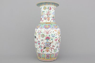 Vase en porcelaine de Chine à décor d'objets de lettrés, famille rose, 19e
