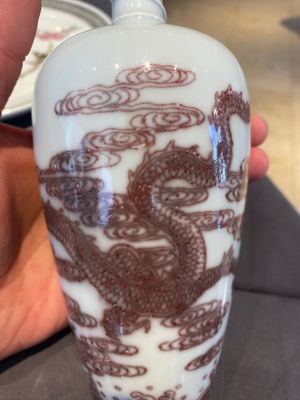Vase en porcelaine de Chine à décor d'un dragon en rouge de cuivre sur socle en bois, marque de Kangxi, 19/20ème — photo 12