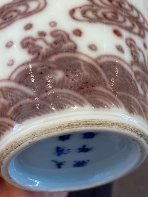 Vase en porcelaine de Chine à décor d'un dragon en rouge de cuivre sur socle en bois, marque de Kangxi, 19/20ème — photo 24