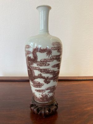 Vase en porcelaine de Chine à décor d'un dragon en rouge de cuivre sur socle en bois, marque de Kangxi, 19/20ème — photo 3