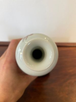 Vase en porcelaine de Chine à décor d'un dragon en rouge de cuivre sur socle en bois, marque de Kangxi, 19/20ème — photo 4