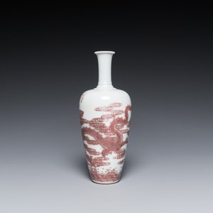 Vase en porcelaine de Chine à décor d'un dragon en rouge de cuivre sur socle en bois, marque de Kangxi, 19/20ème — photo 5