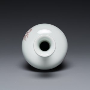 Vase en porcelaine de Chine à décor d'un dragon en rouge de cuivre sur socle en bois, marque de Kangxi, 19/20ème — photo 6
