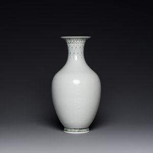 Vase en porcelaine de Chine à décor d'une belle femme, marque de Huai Ren Tang 懷仁堂, daté 1963 — photo 3
