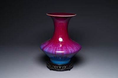 Vase en porcelaine de Chine à émail flambé sur socle en bois, 19ème