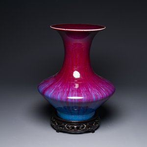 Vase en porcelaine de Chine à émail flambé sur socle en bois, 19ème — photo 1