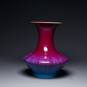 Vase en porcelaine de Chine à émail flambé sur socle en bois, 19ème — photo 2