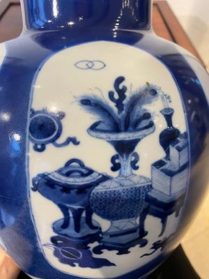 Vase en porcelaine de Chine à fond bleu poudré à décor d'antiquités, Kangxi — photo 13