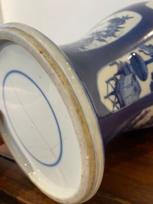 Vase en porcelaine de Chine à fond bleu poudré à décor d'antiquités, Kangxi — photo 7