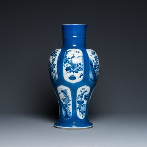 Vase en porcelaine de Chine à fond bleu poudré à décor d'antiquités, Kangxi — photo 4