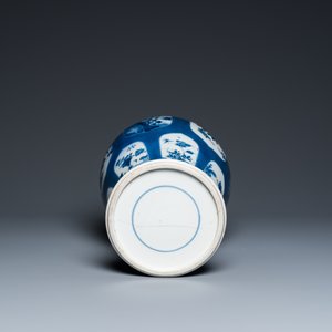 Vase en porcelaine de Chine à fond bleu poudré à décor d'antiquités, Kangxi — photo 6