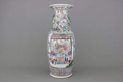 Vase en porcelaine de Chine avec scène de palais, famille rose, 19e