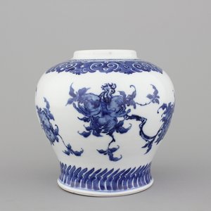 Vase en porcelaine de Chine, bleu et blanc, à décor de grenadiers, 18e-19e — photo 1