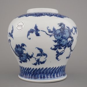 Vase en porcelaine de Chine, bleu et blanc, à décor de grenadiers, 18e-19e — photo 4